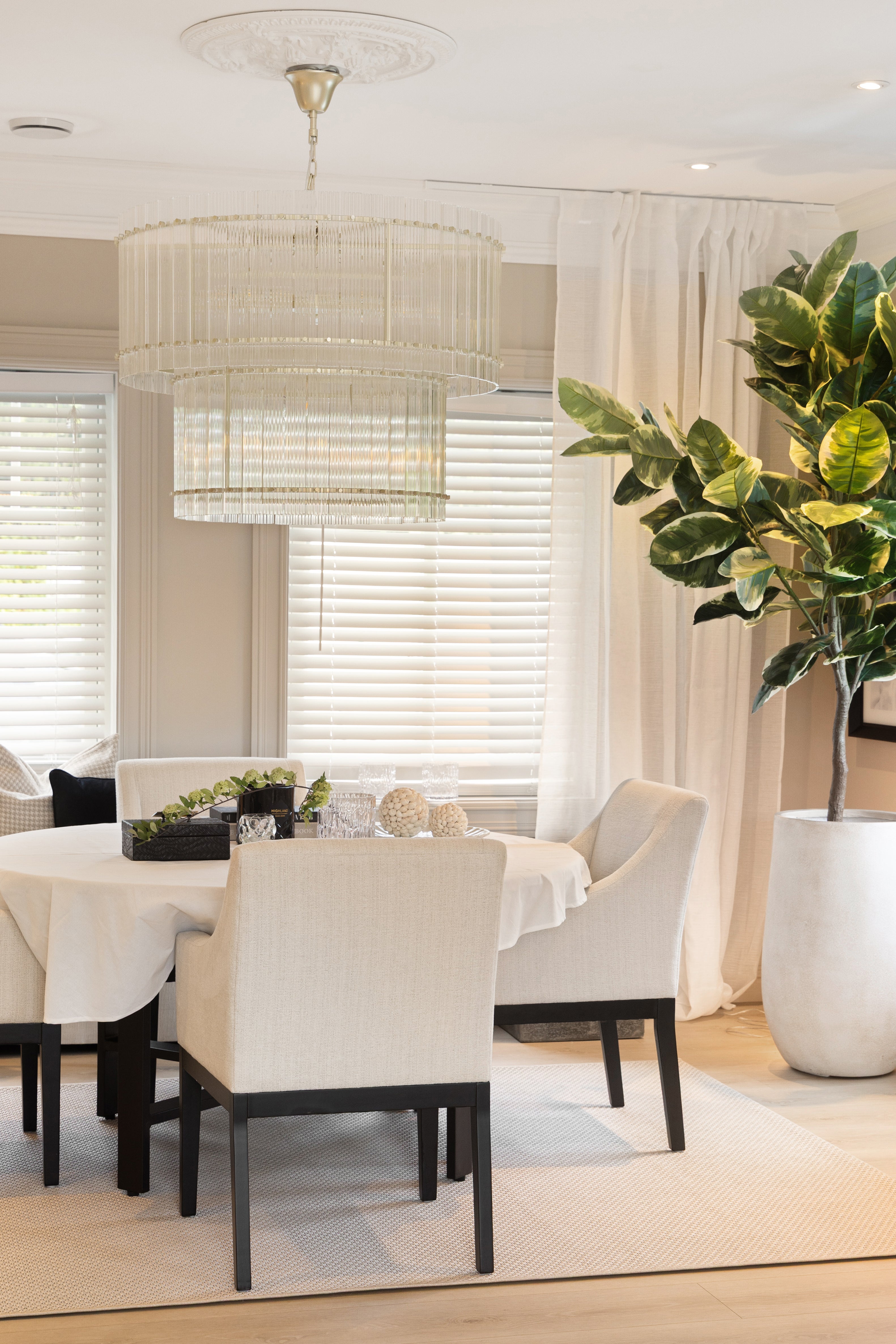 Cannes Spisestol (Sand Chenille)